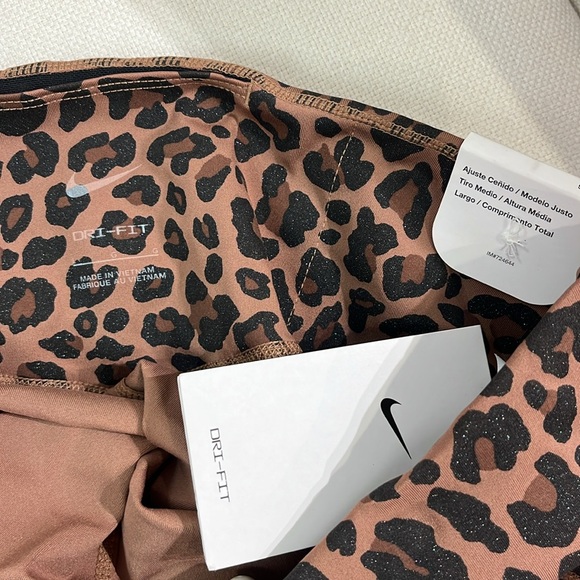 NWT Women's Nike Leopard glitter leggings large - Picture 4 of 5
